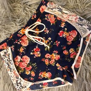Coast10 Floral Shorts Lace Detail XS NWOT